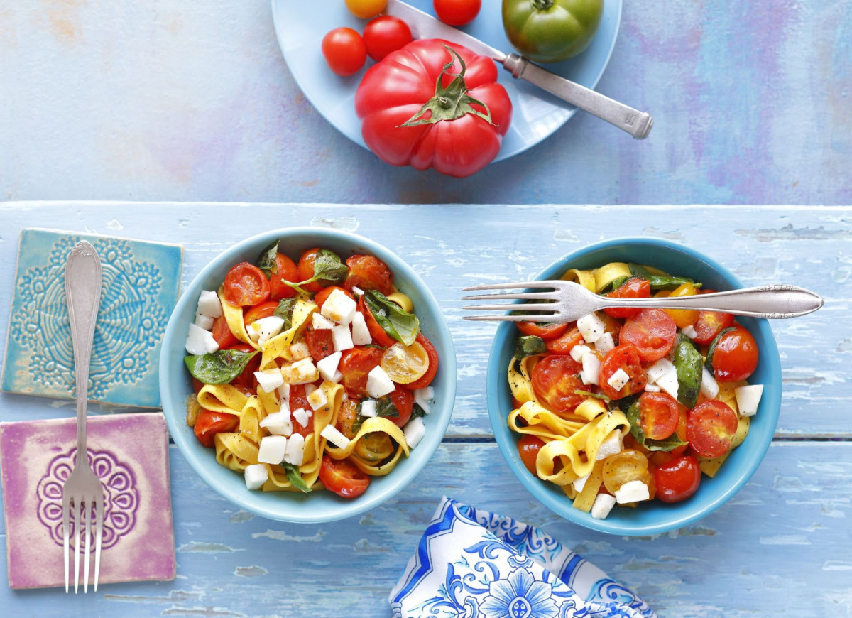 Makaron z pomidorami i kozim serem