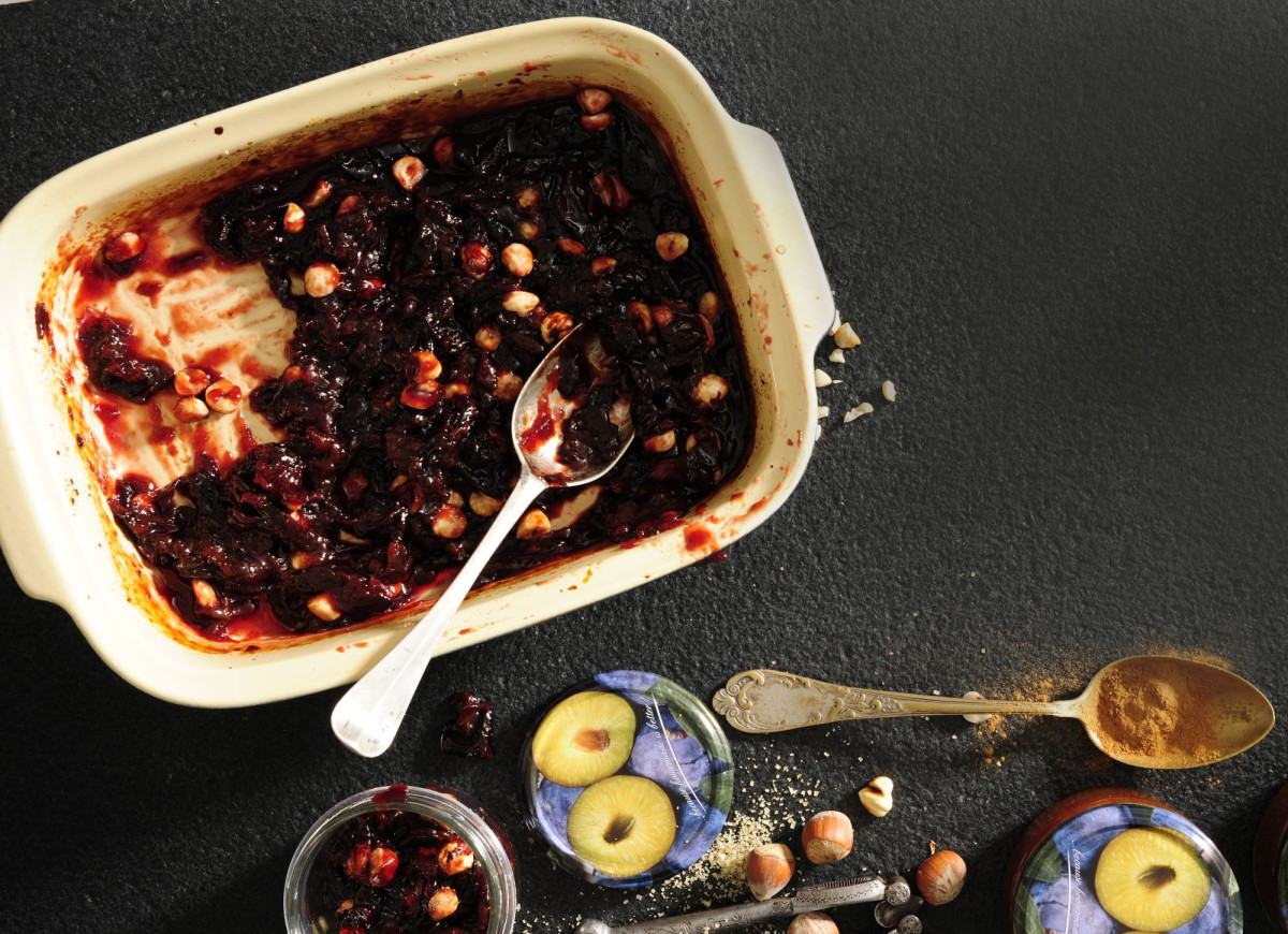 Powidła śliwkowe z piekarnika z orzechami laskowymi