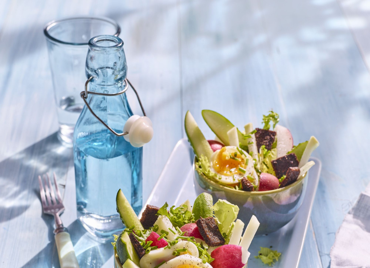 Sałatka chrupiąca z rzodkiewkami, sałatą i jajkiem