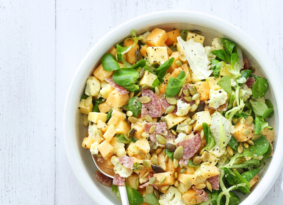 Soczysta sałatka z melonem, serem i kalafiorem