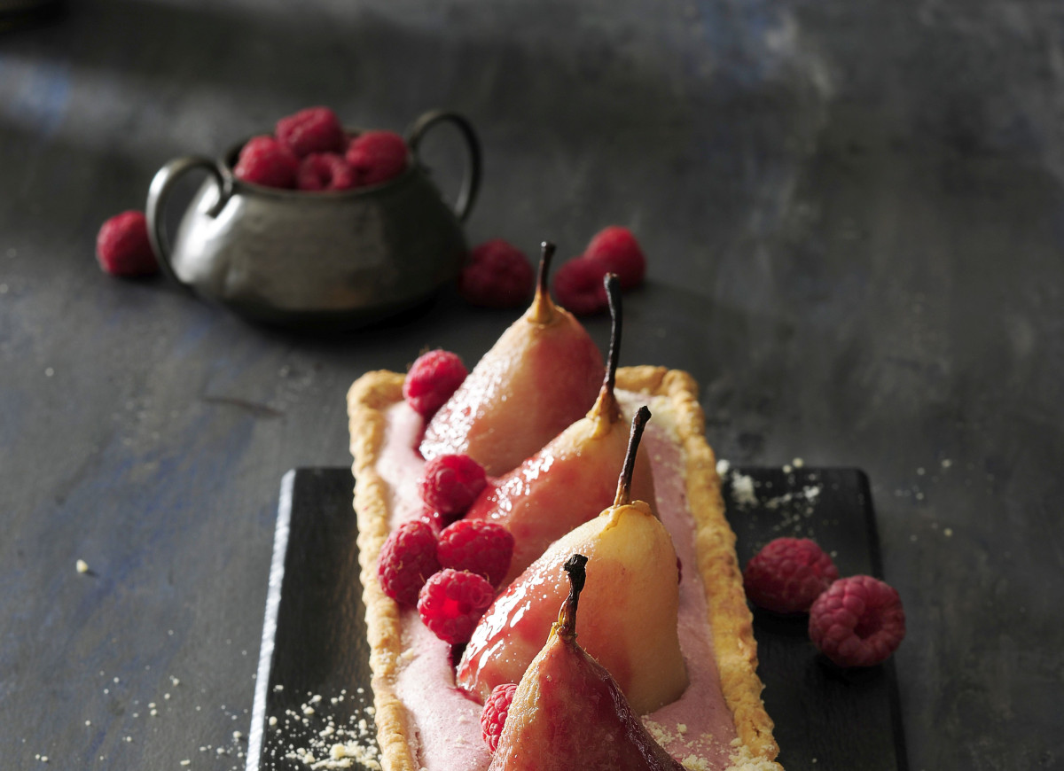 Tarta malinowa z migdałami i gruszkami