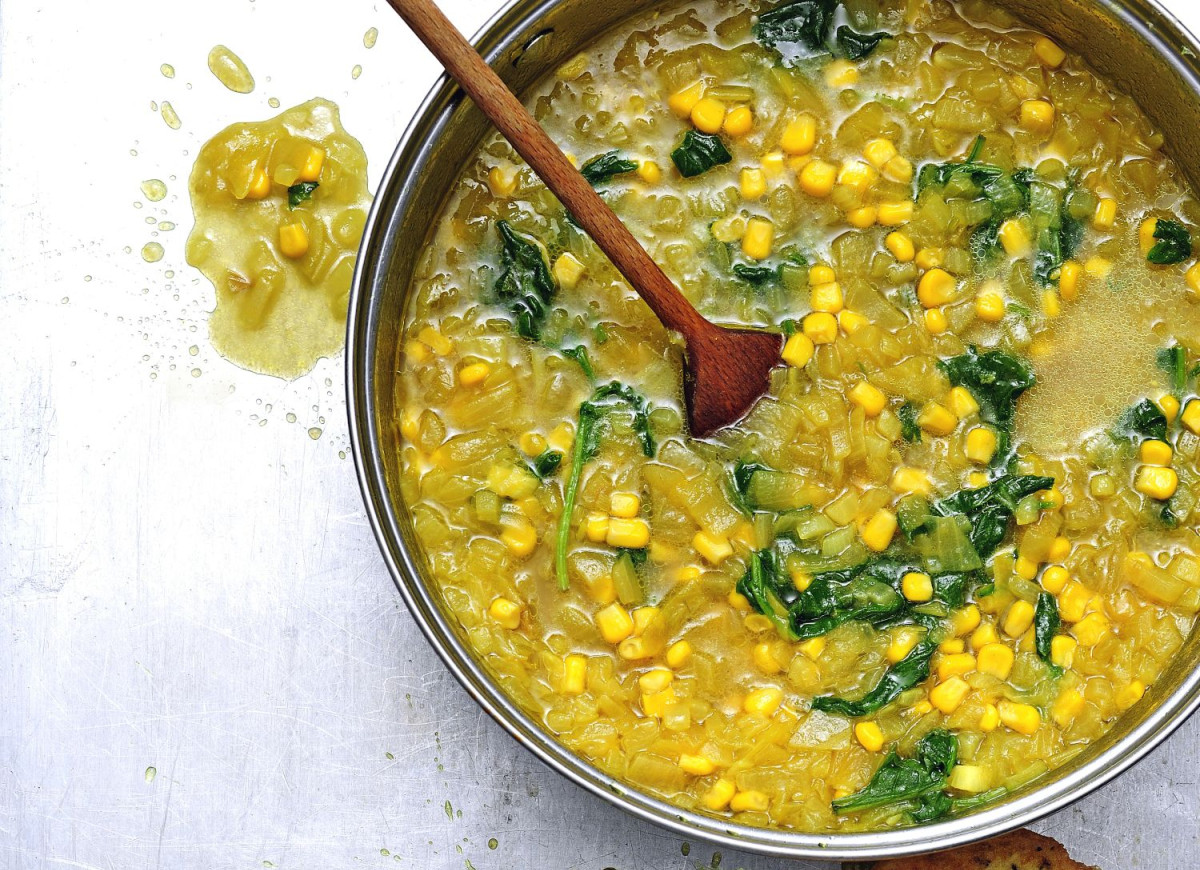 Zupa cebulowa z kukurydzą i jajeczną grzanką