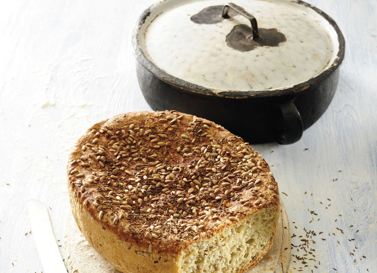 Domowy chleb pszenny ze słonecznikiem i kminkiem