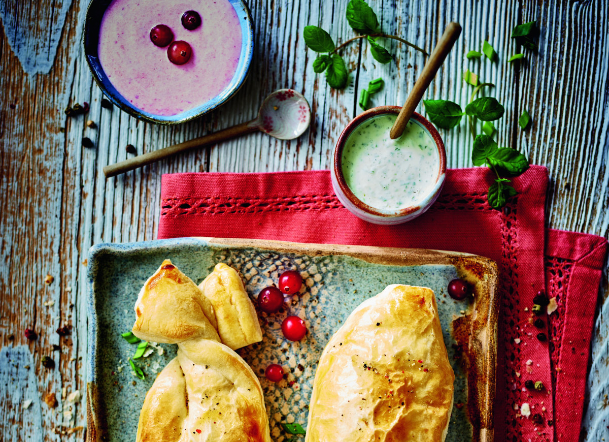 Łosoś w cieście francuskim z sosem miętowym i żurawinowym