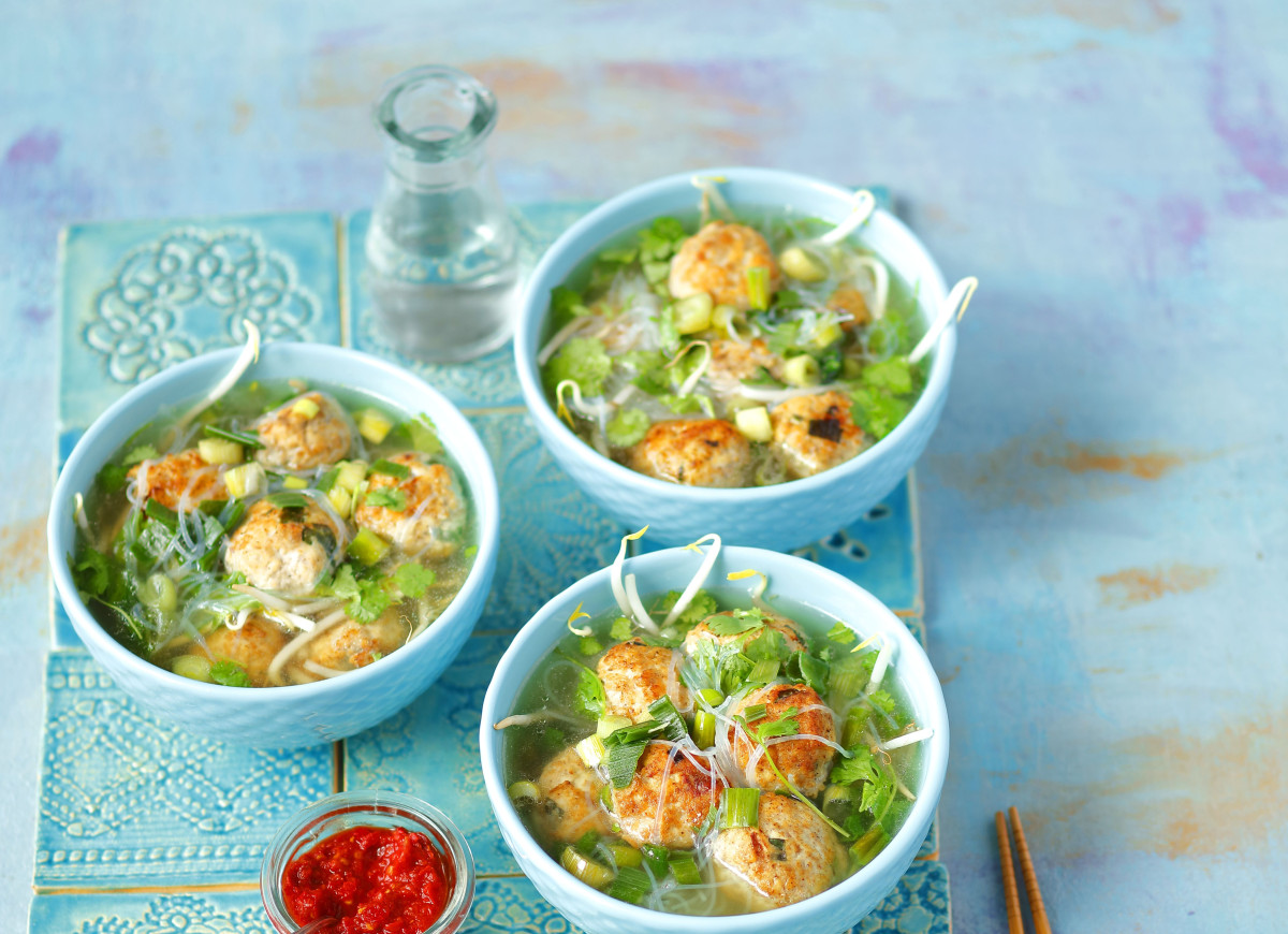 Orientalny bulion z kulkami drobiowymi, makaronem i kolendrą