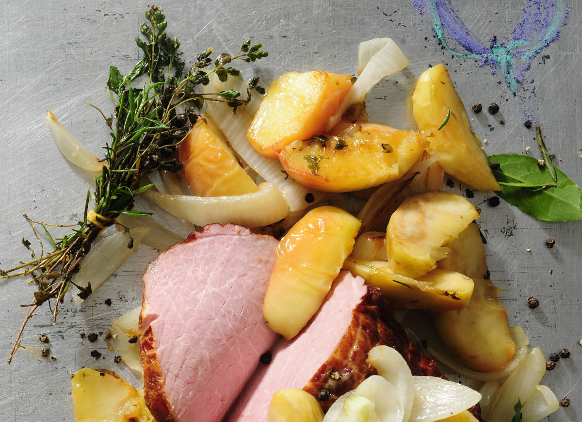 Pieczeń ze schabu wędzonego z jabłkami