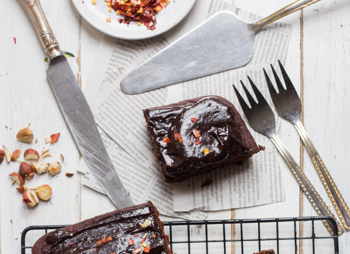 Przewyborne paprykowe wegańskie brownie