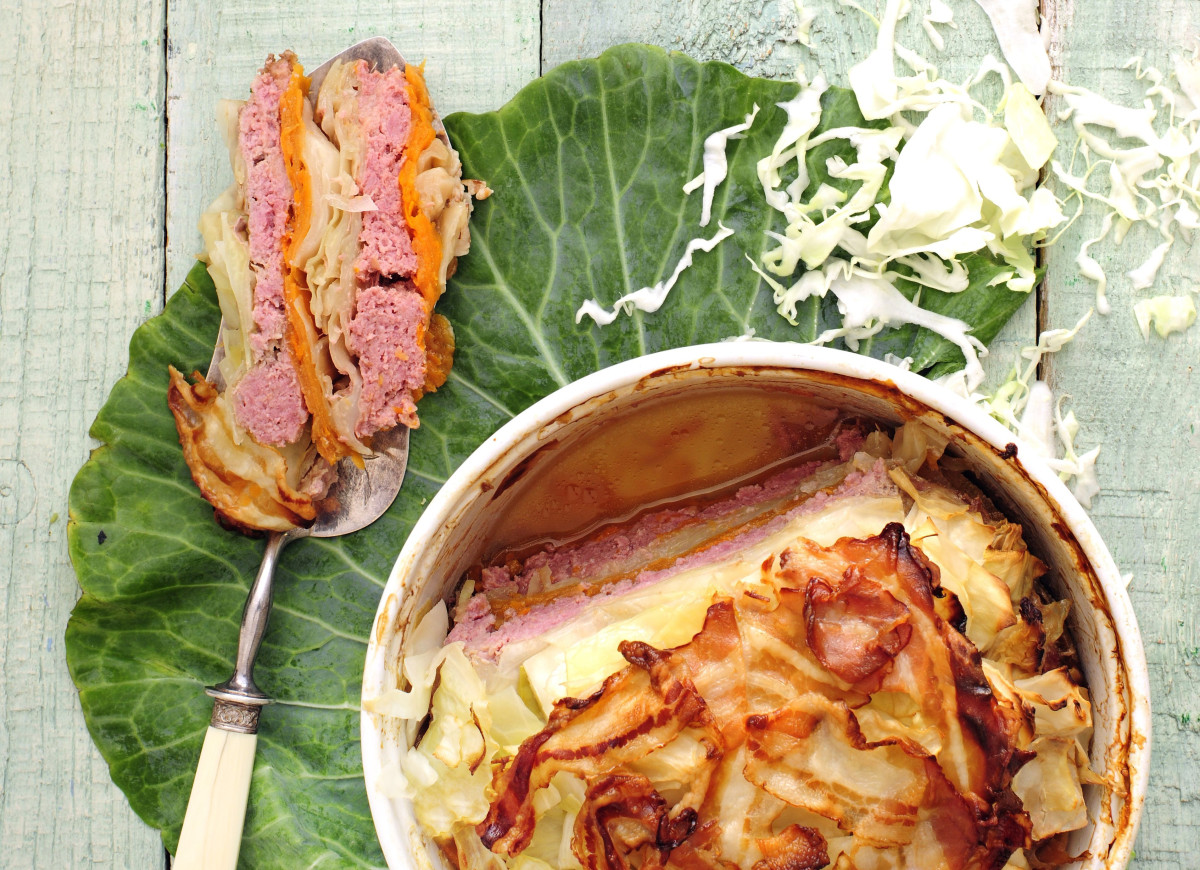 Zapiekanka z kapustą, wieprzowiną i batatami