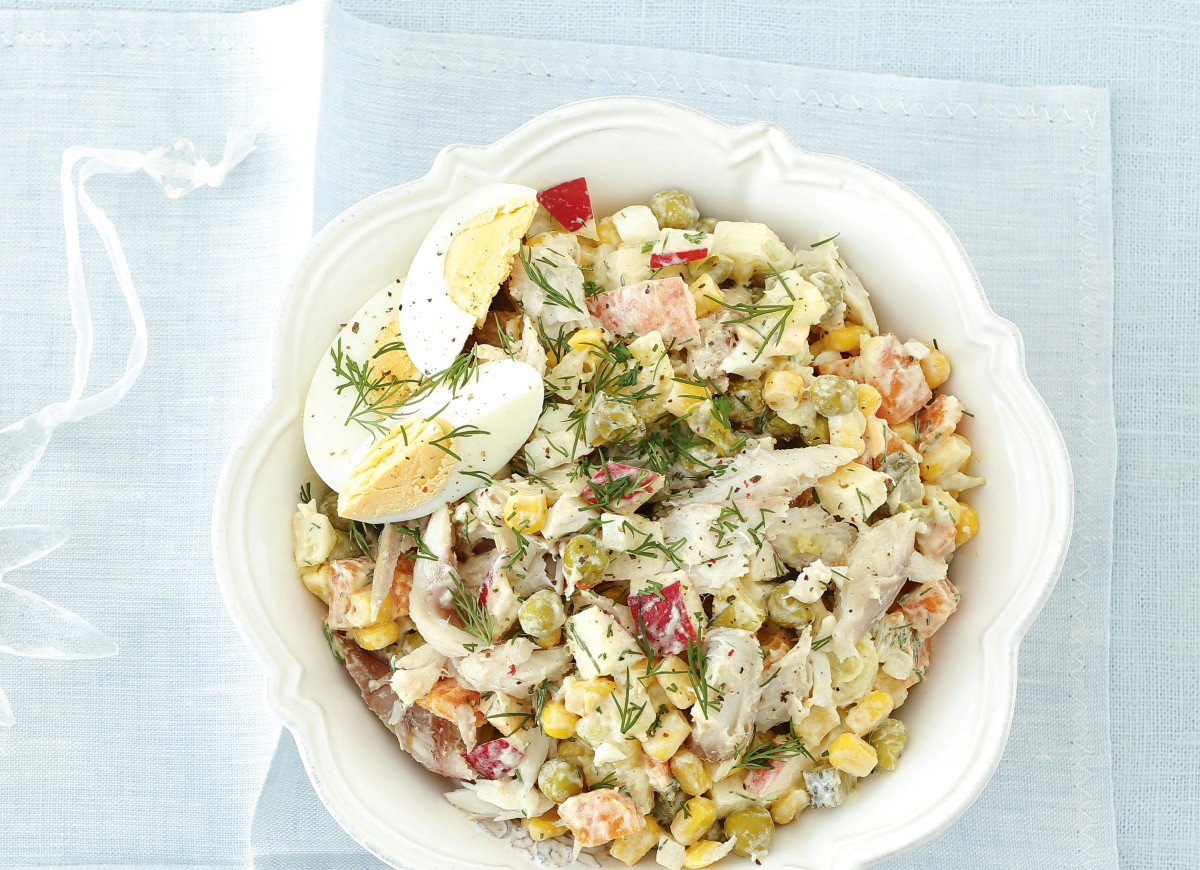 Sałatka jarzynowa z wędzoną makrelą