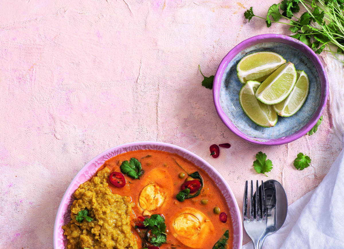 Jajko w sosie curry z groszkiem i dahl z soczewicą
