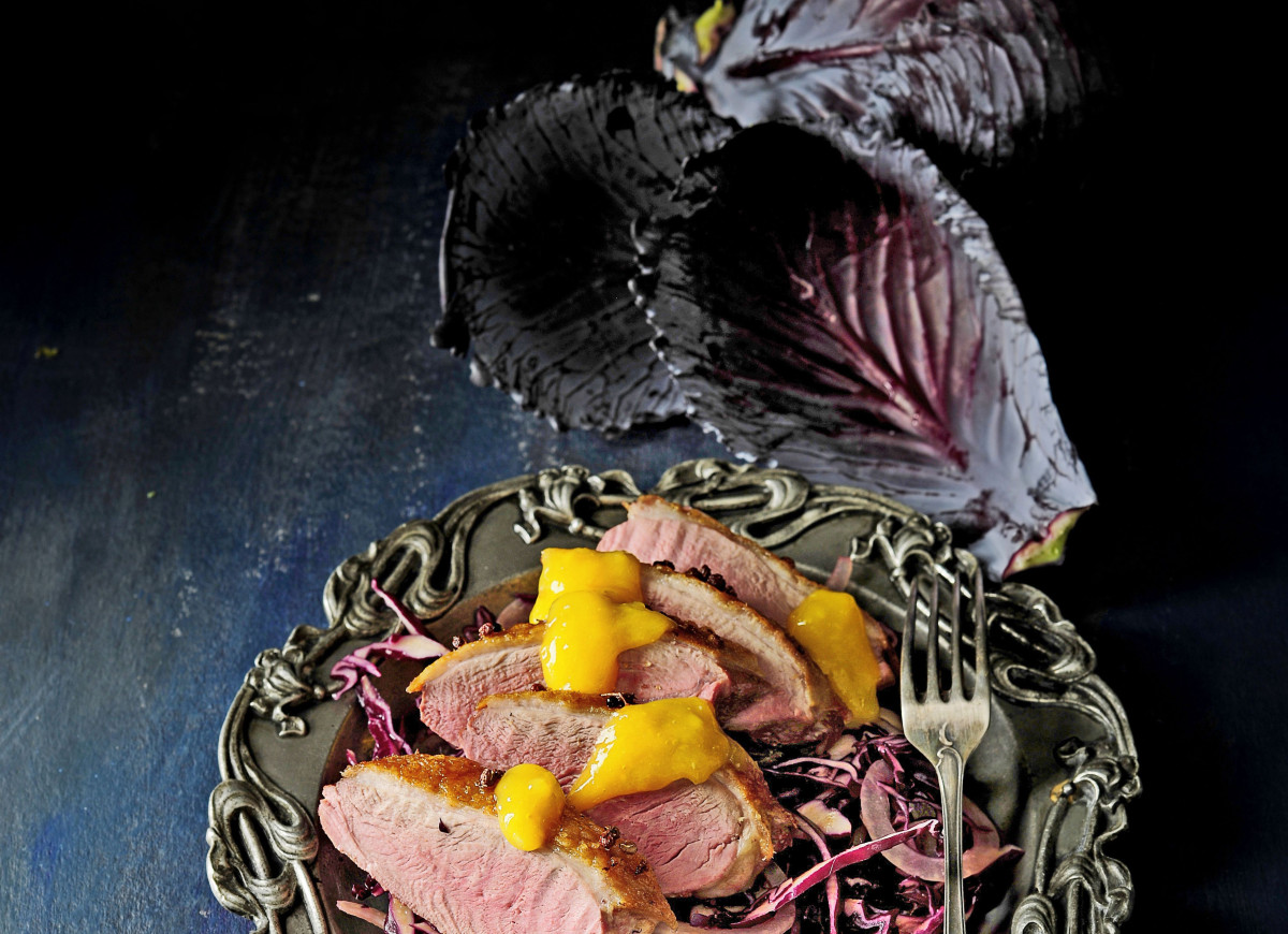 Kaczka z czerwoną kapustą i mango