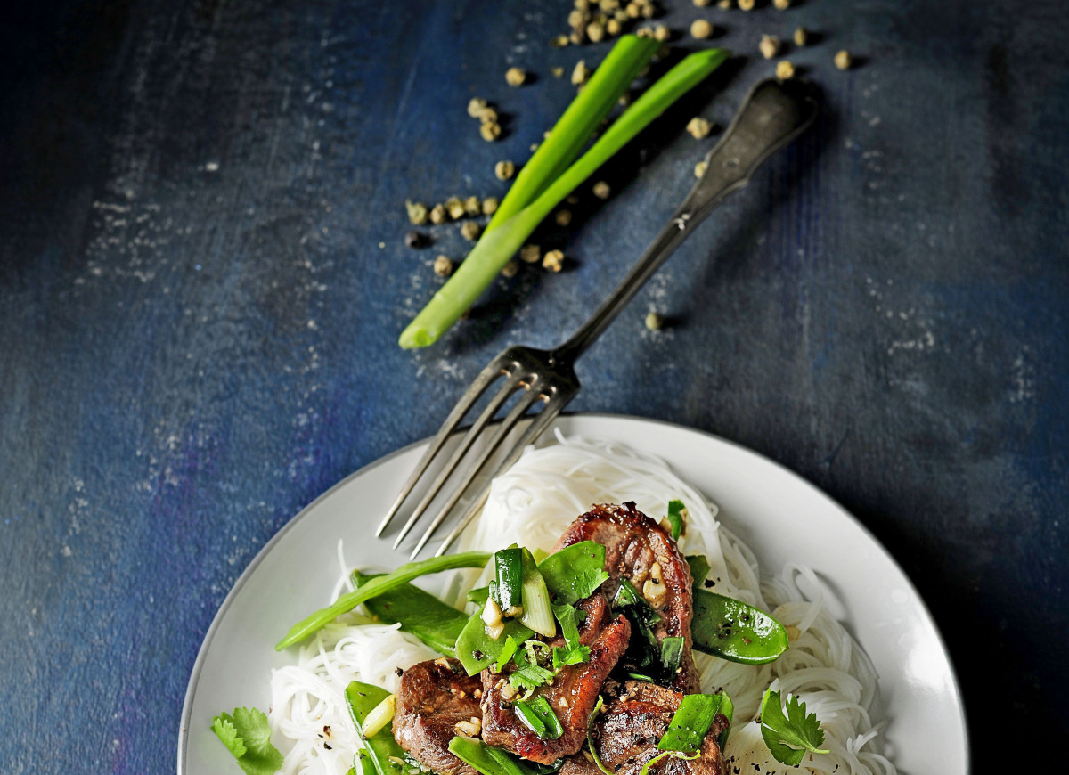 Kaczka z woka z makaronem ryżowym