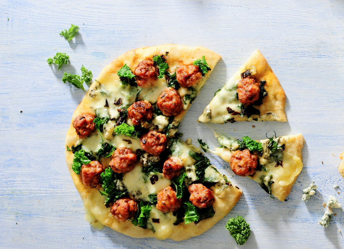 Pizza z jarmużem i klopsikami