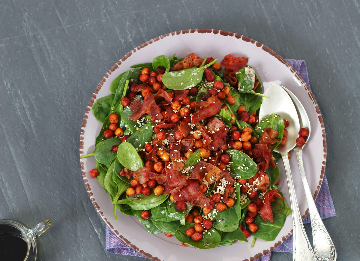 Sałatka ze szpinakiem i chrupiącą ciecierzycą