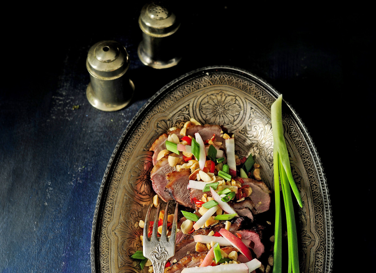 Wolno pieczona kaczka z jabłkami i fistaszkami