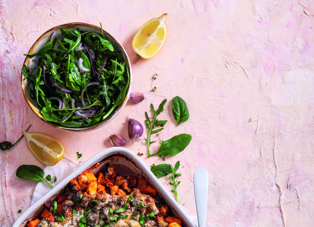 Zapiekanka z batatów, fasoli i kiełbasy czosnkowej