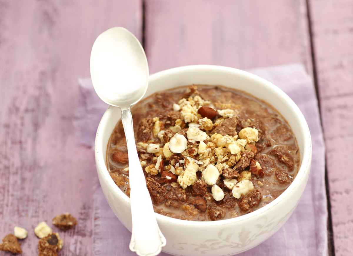 Zupa mleczna czekoladowa z orzechowym musli