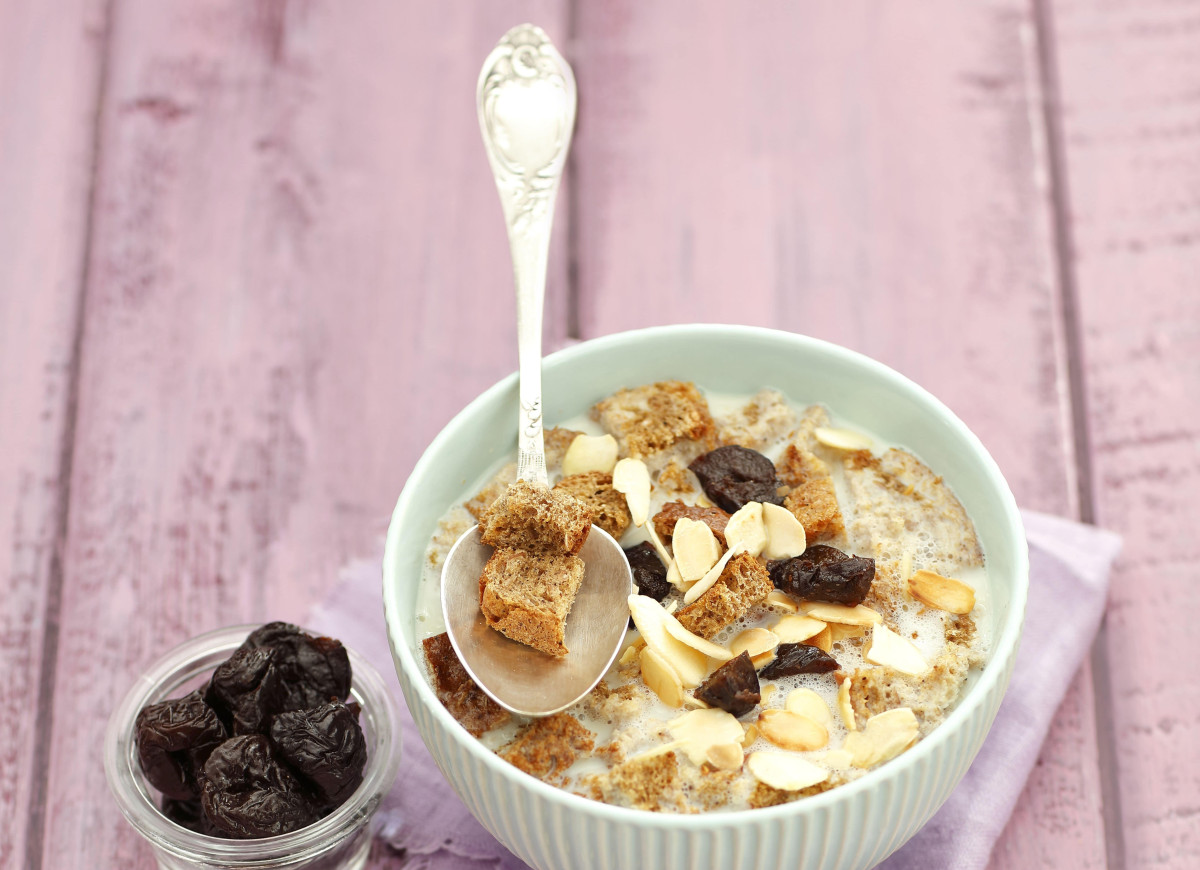 Zupa mleczna ze śliwkami i razowcem