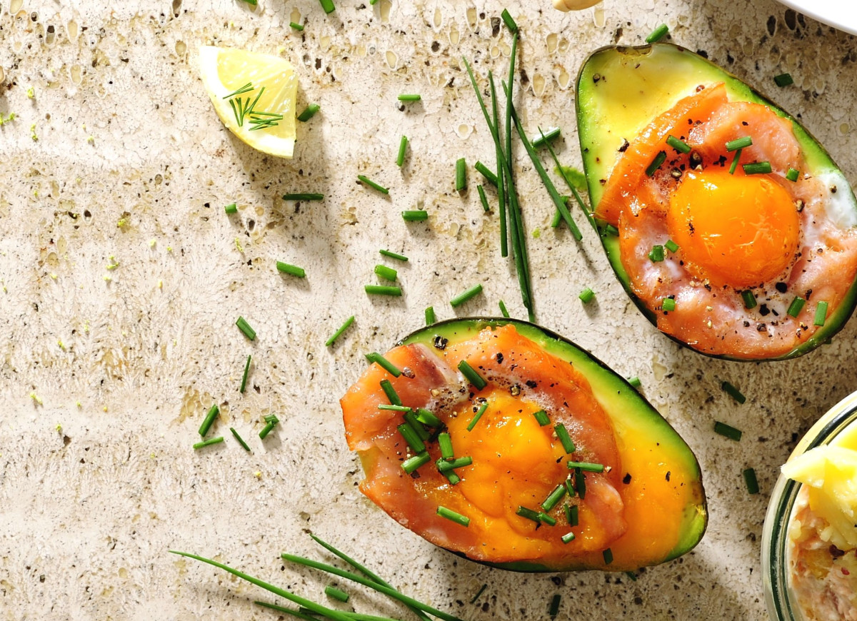 Awokado z jajkiem i łososiem