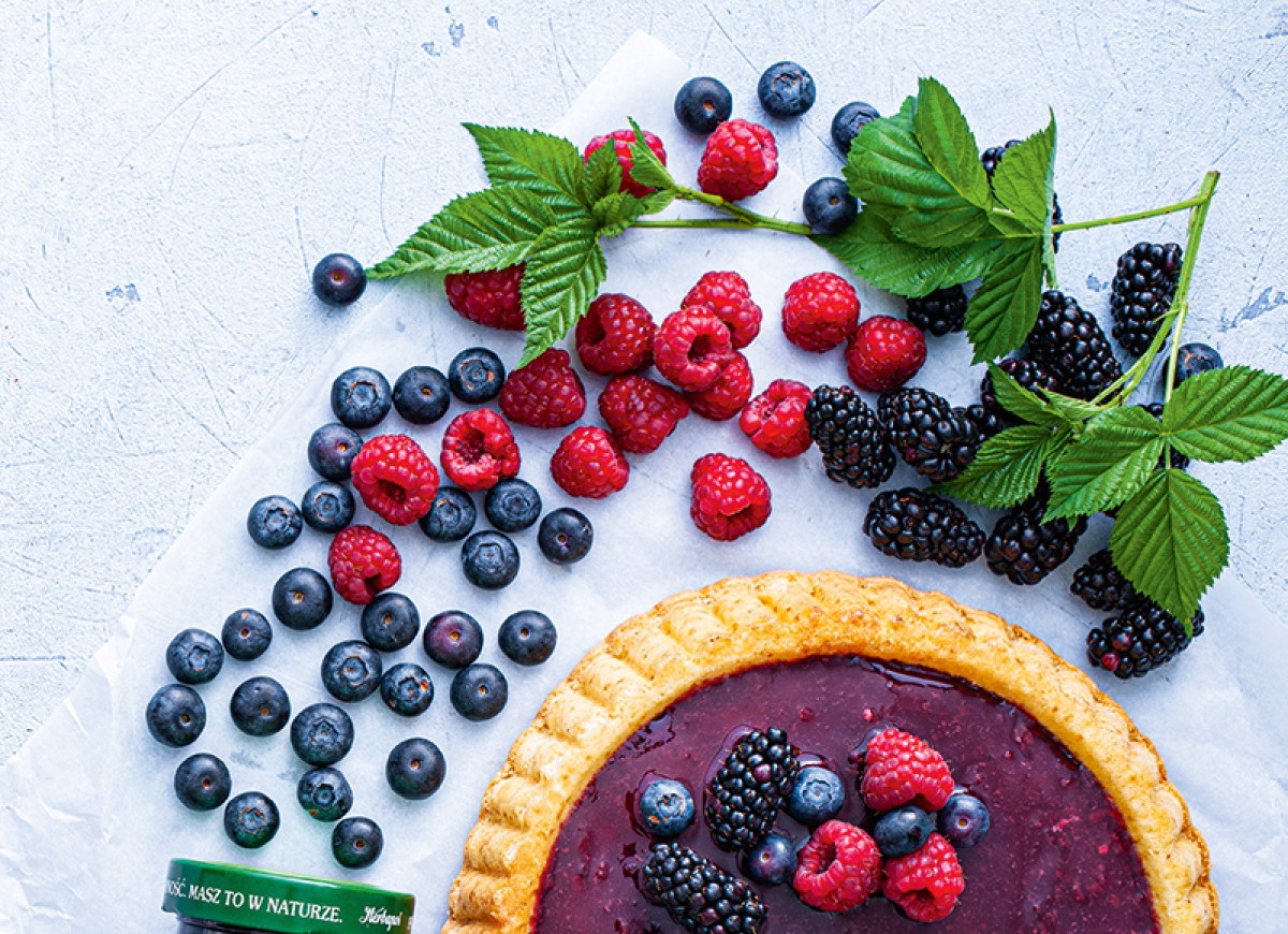 Ciasto biszkoptowe z owocami leśnymi