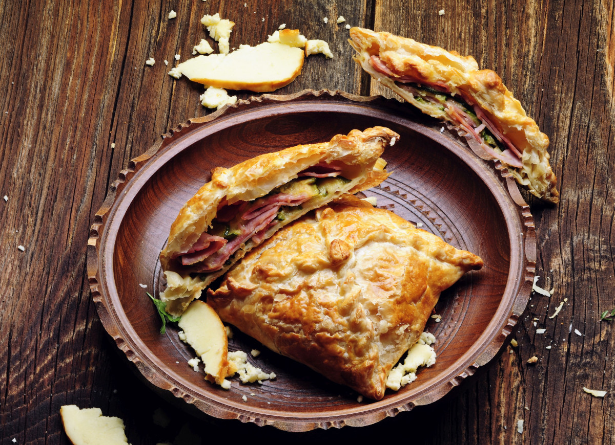 Ciasto francuskie z szynką, oscypkiem i cukinią