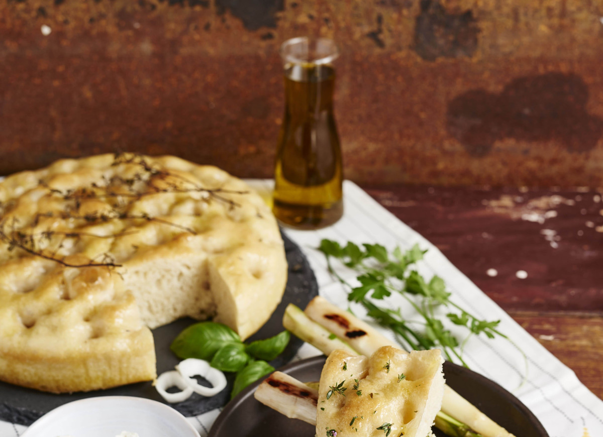 Focaccia z ziołową frittatą i grillowanymi szparagami