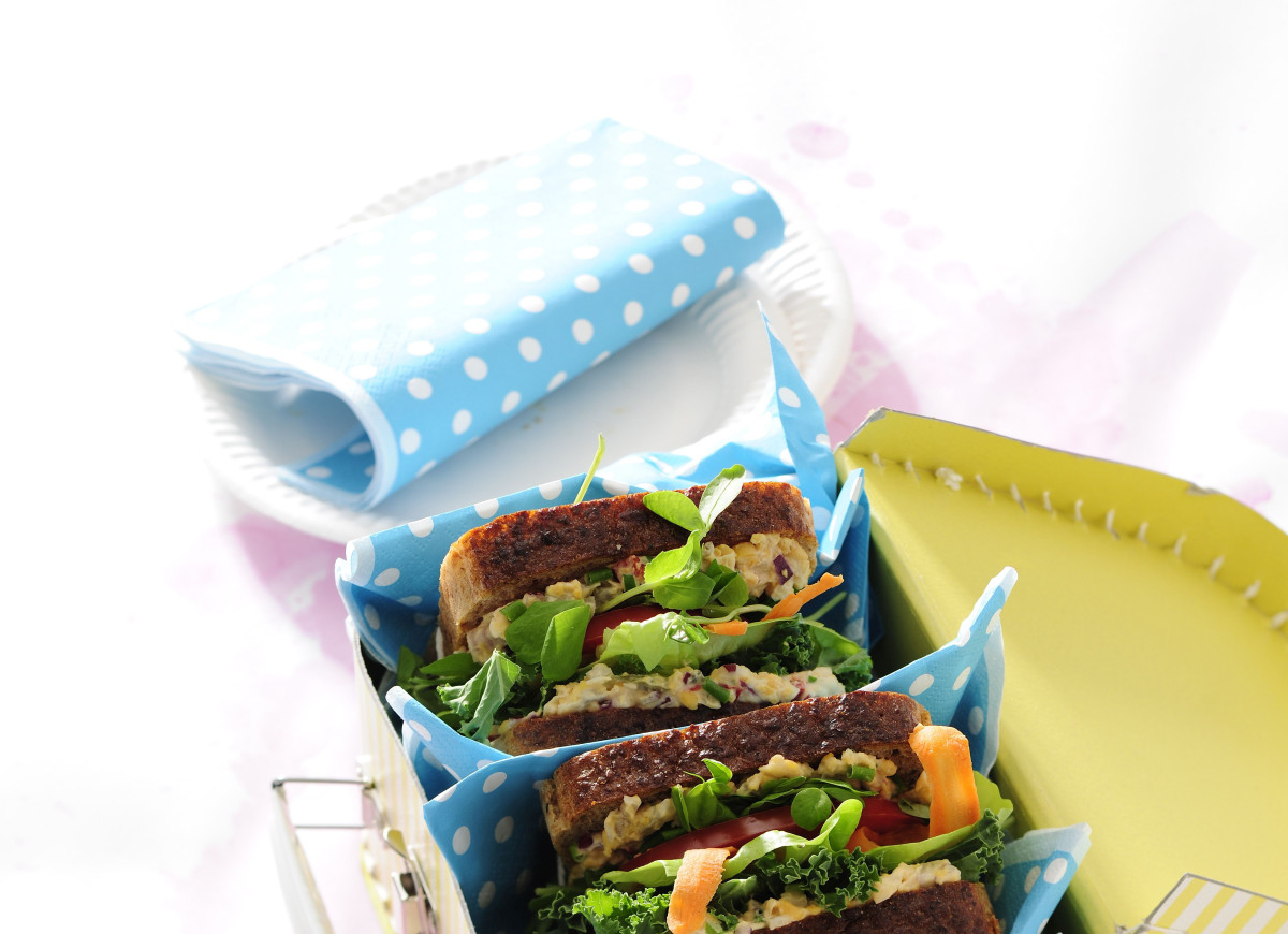 Kanapki z pastą z ciecierzycy