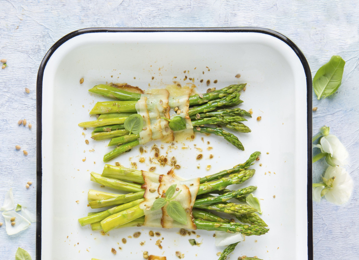 Pieczone szparagi zawijane w plastry oscypka