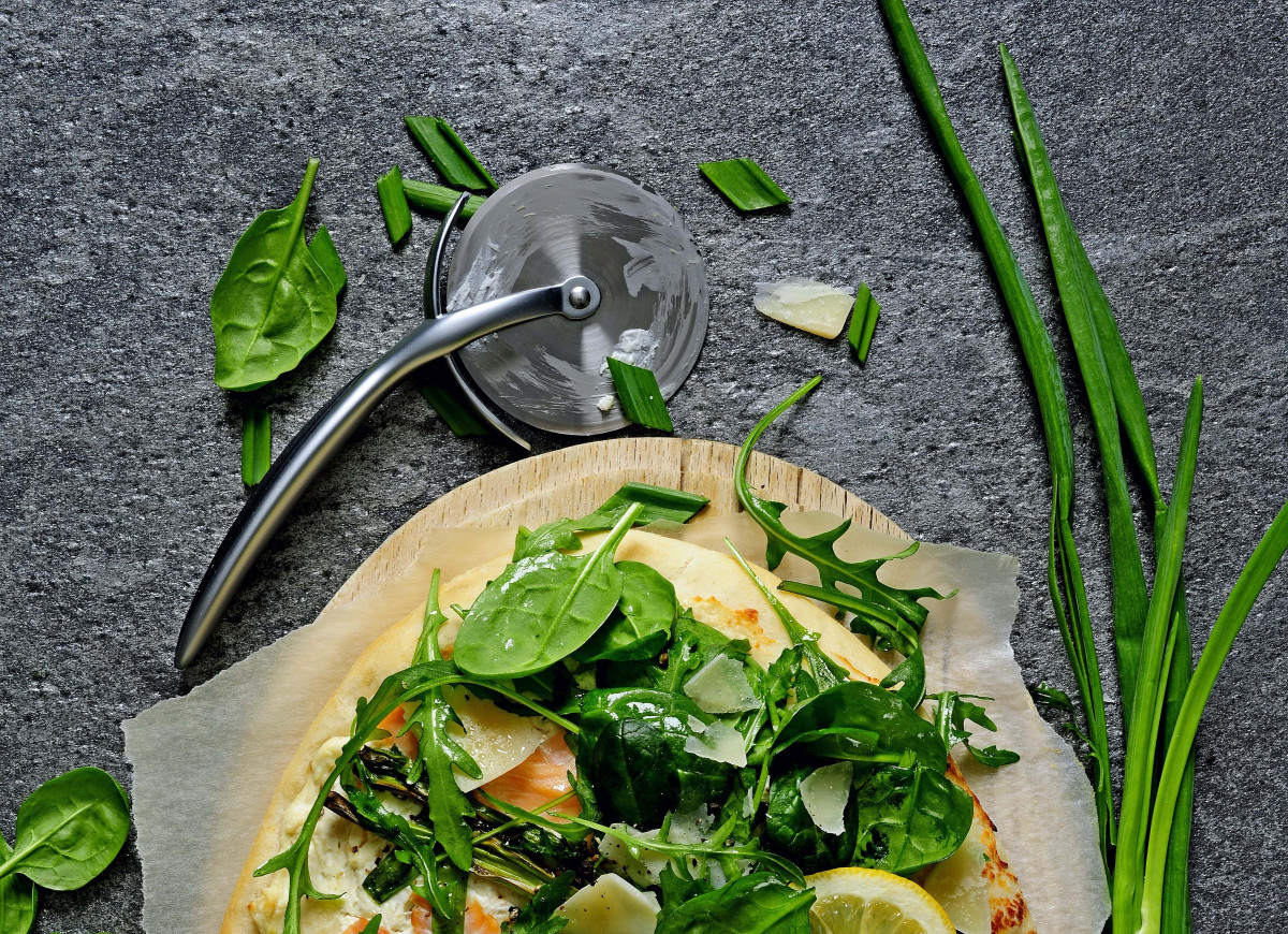 Pizza z łososiem na ciabattowym spodzie