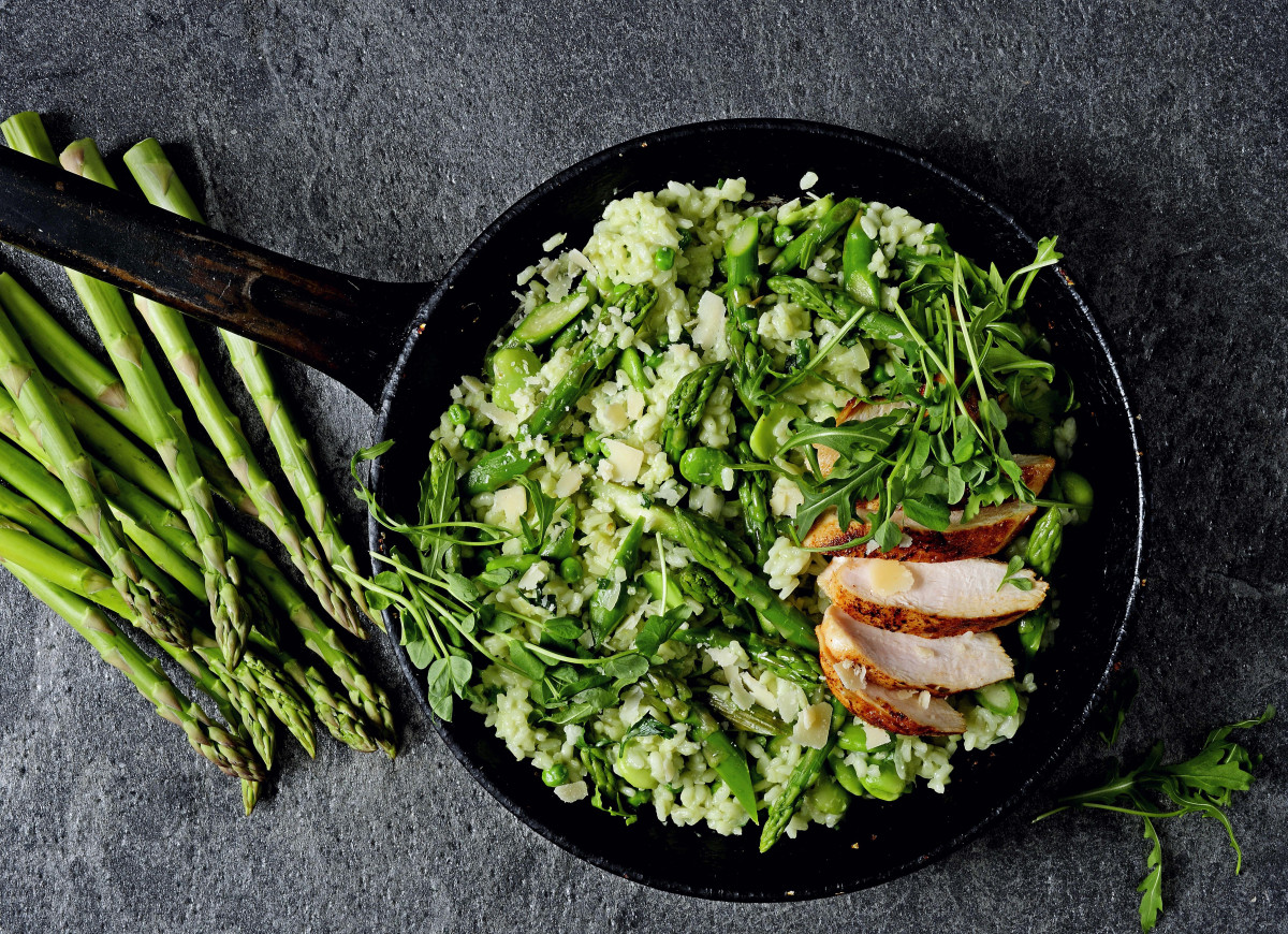 Risotto z groszkiem, szparagami, bobem, rukolą i kurczakiem