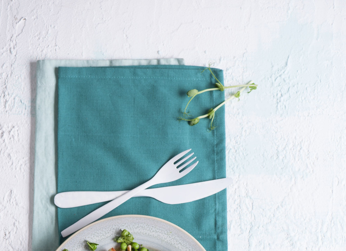 Sałatka z kurczakiem, groszkiem i fetą