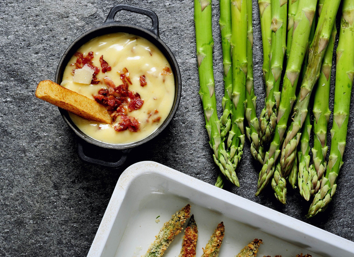 Szparagi pieczone z dipem boczkowym