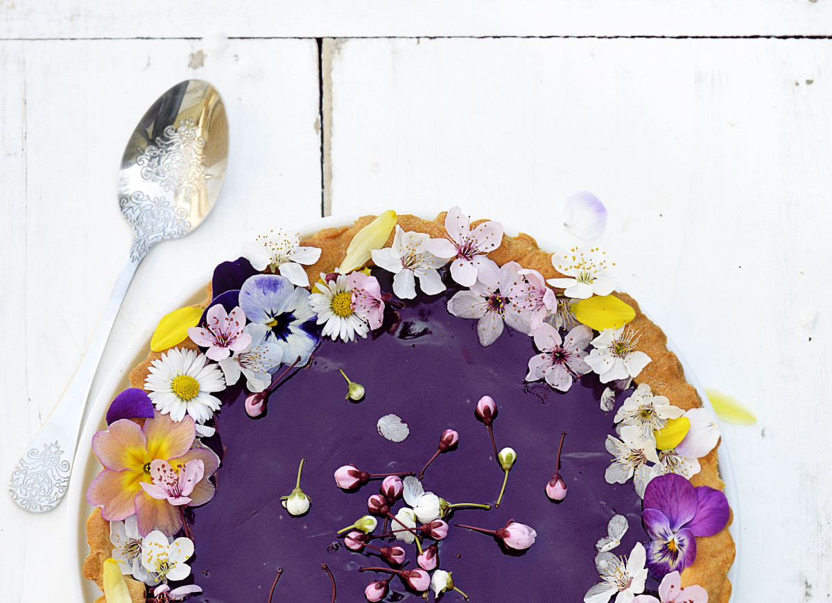 Tarta z kremem jagodowym i jadalnymi kwiatami