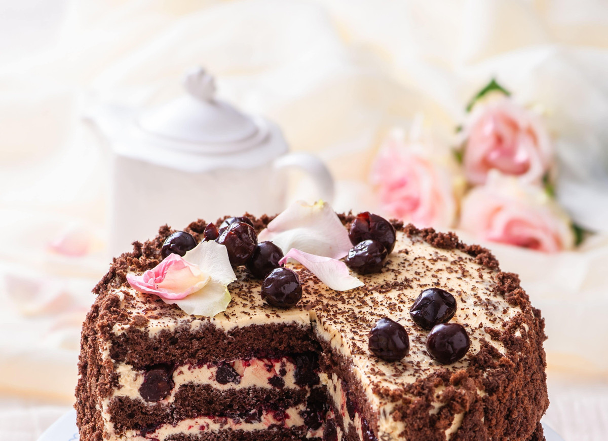 Tort chałwowy z wiśniami