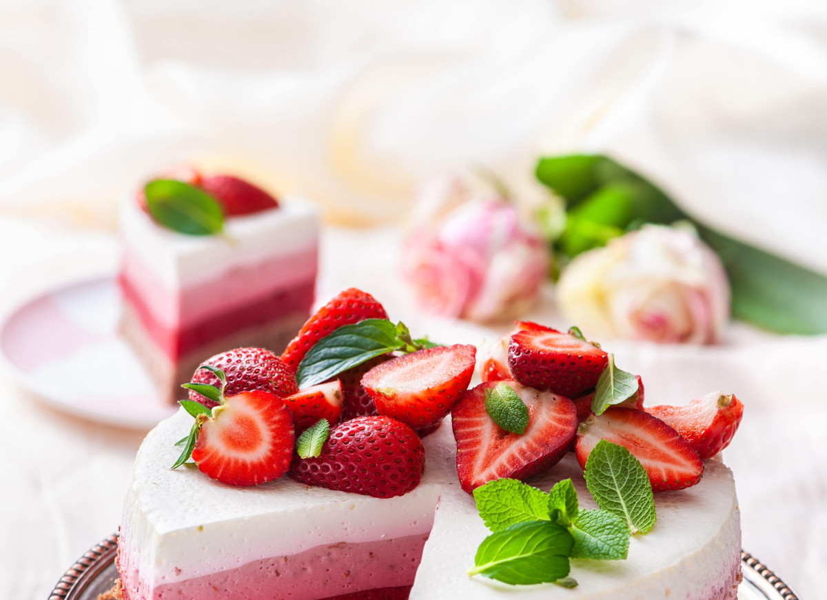 Tort truskawkowo-jogurtowy