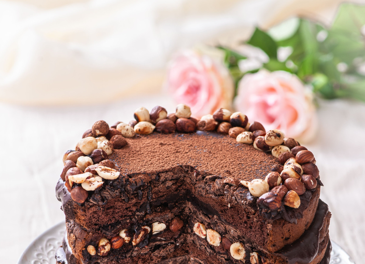 Tort wegański czekoladowo-orzechowy