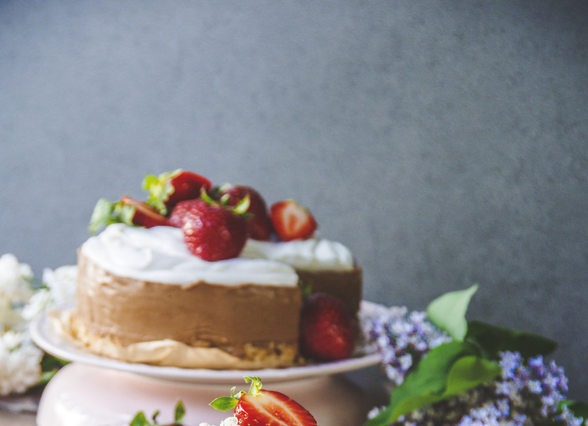 Tort wegański czekoladowo-orzechowy