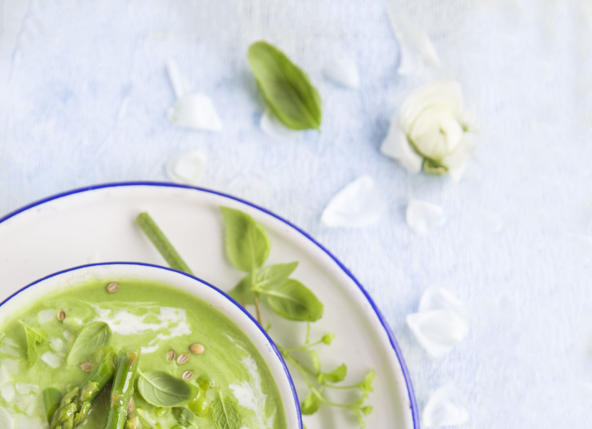 Zupa szparagowo- -groszkowa z mlekiem kokosowym