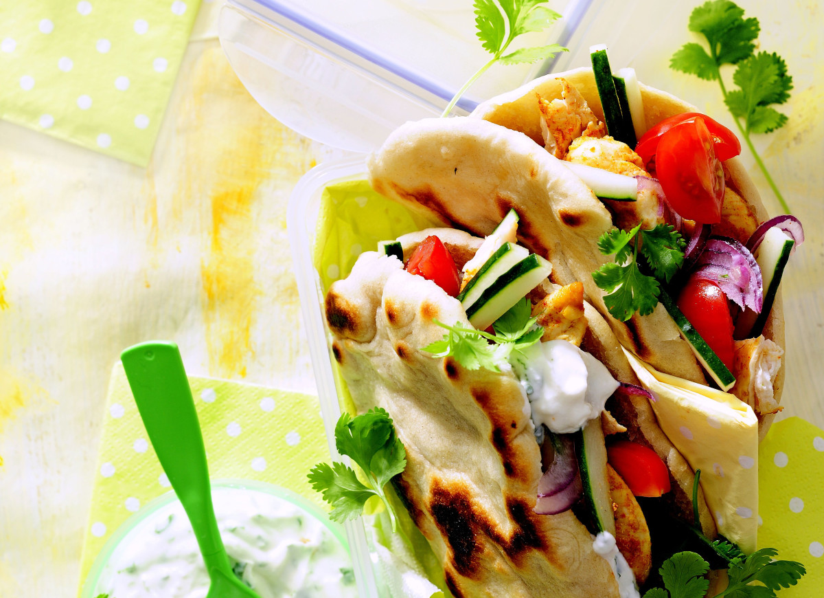 Chlebki naan z kurczakiem i ogórkową raitą