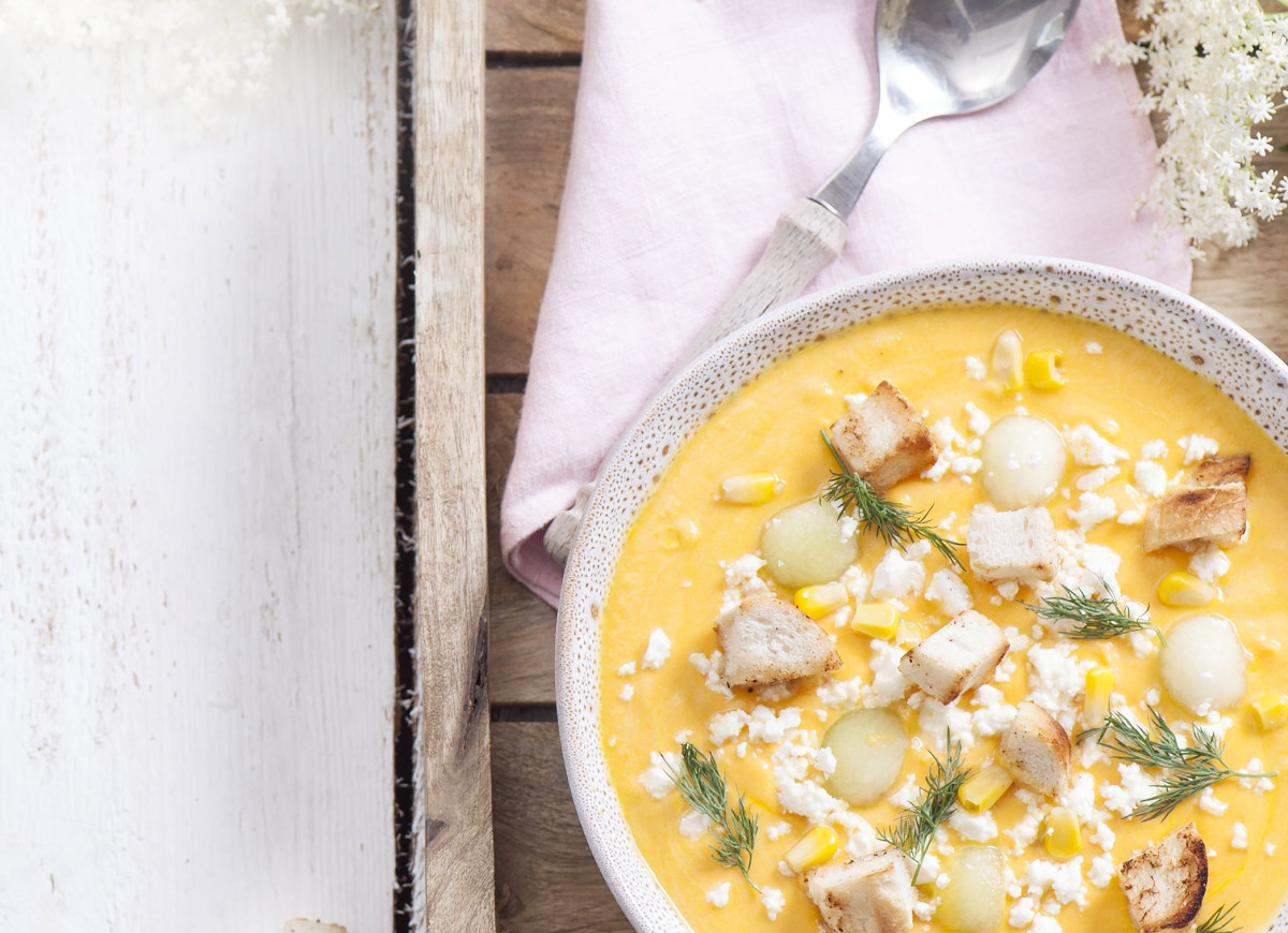 Chłodnik marchewkowy z melonem i kukurydzą