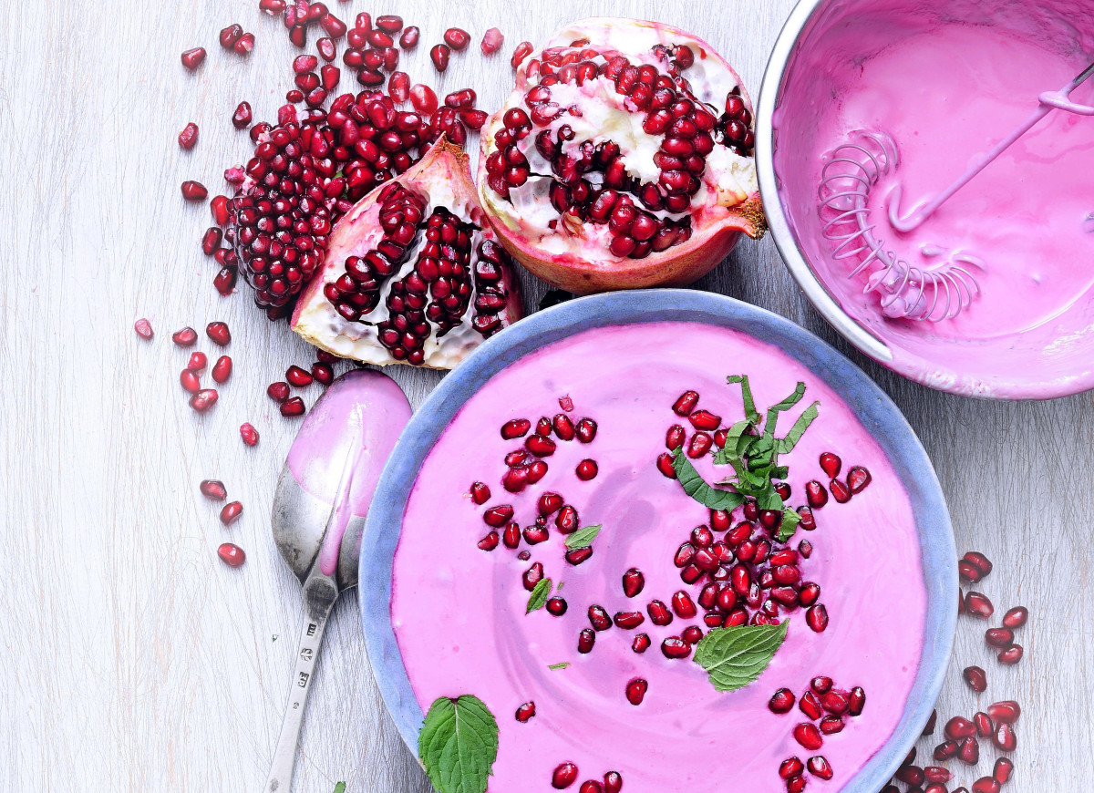 Chłodnik z  granatów, mlekiem kokosowym i miętą