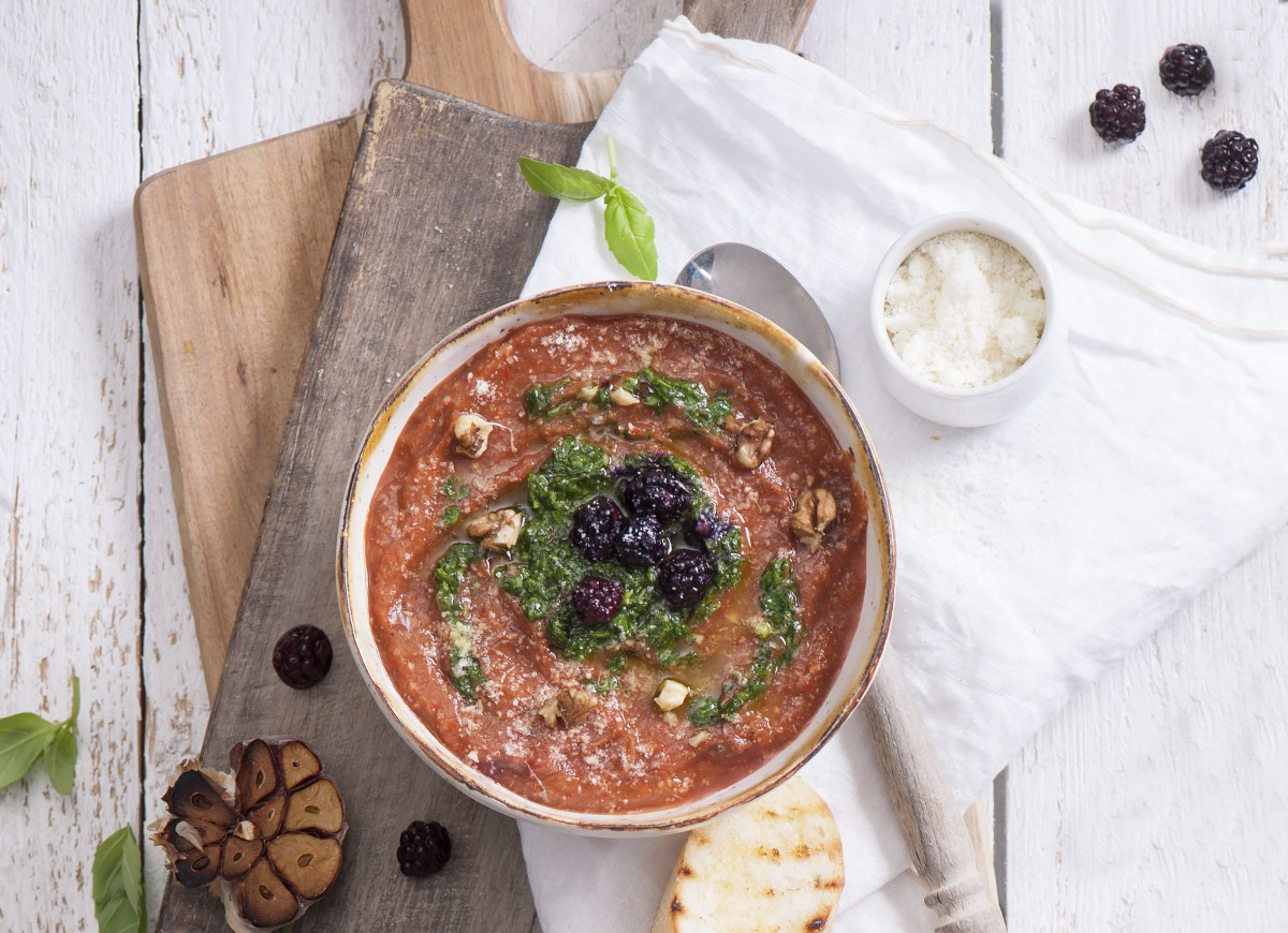 Chłodnik z grillowanych warzyw z ziołowym sosem