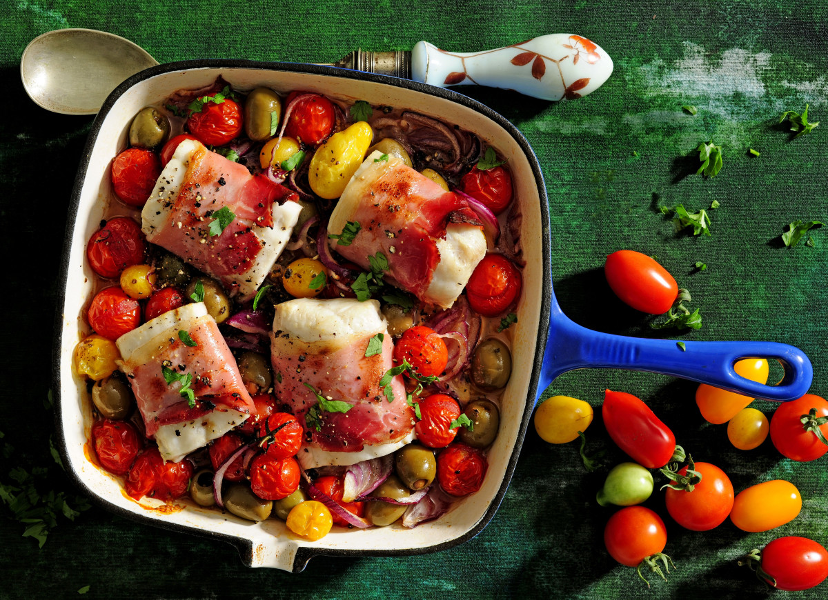 Dorsz w szynce dojrzewającej z pomidorami