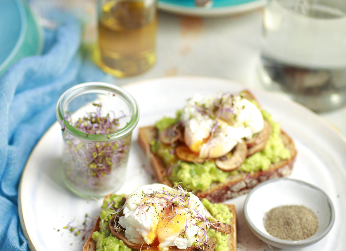 Kanapki z awokado i jajkiem w koszulce