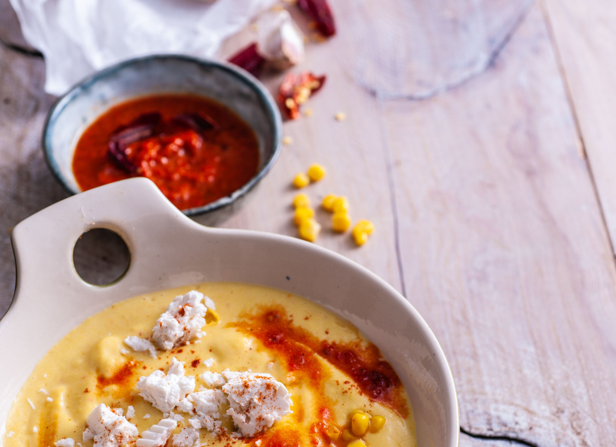 Krem z kukurydzy z serem feta i paprykowym sosem