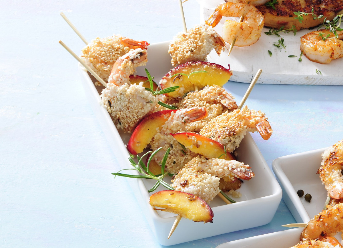 Krewetki w sezamie z nektarynkami