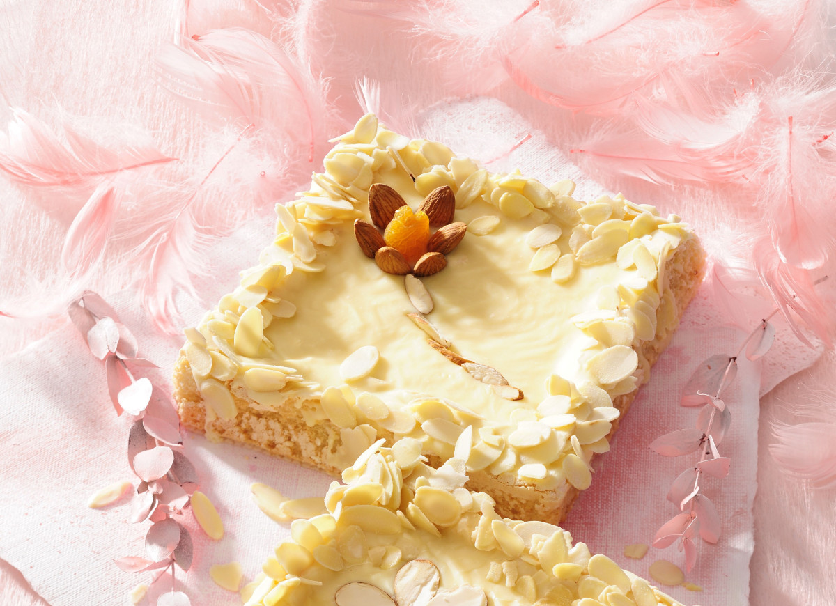 Mazurek z białą czekoladą na waflach