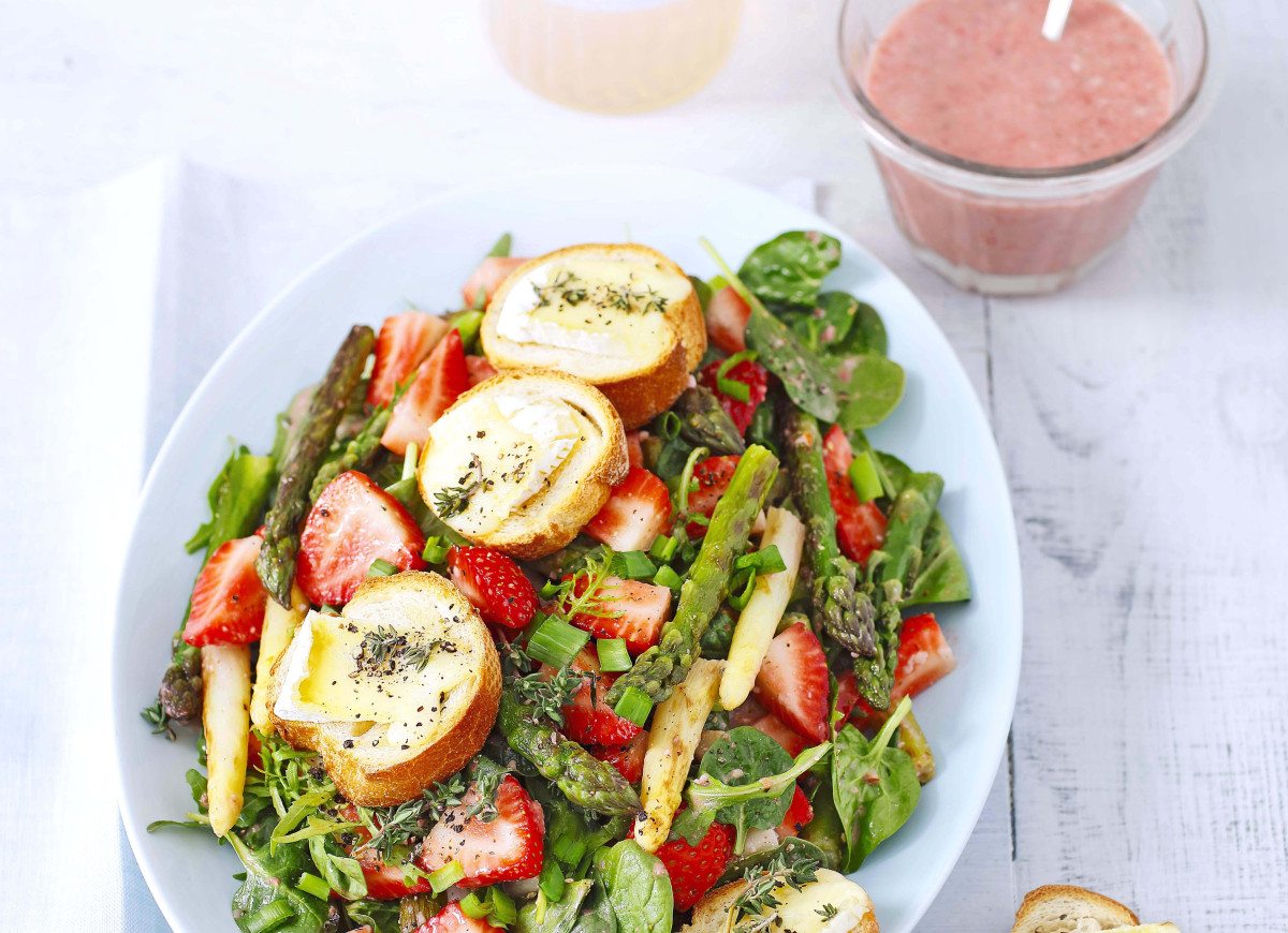 Sałatka szparagowo-szpinakowa z truskawkami i grzankami