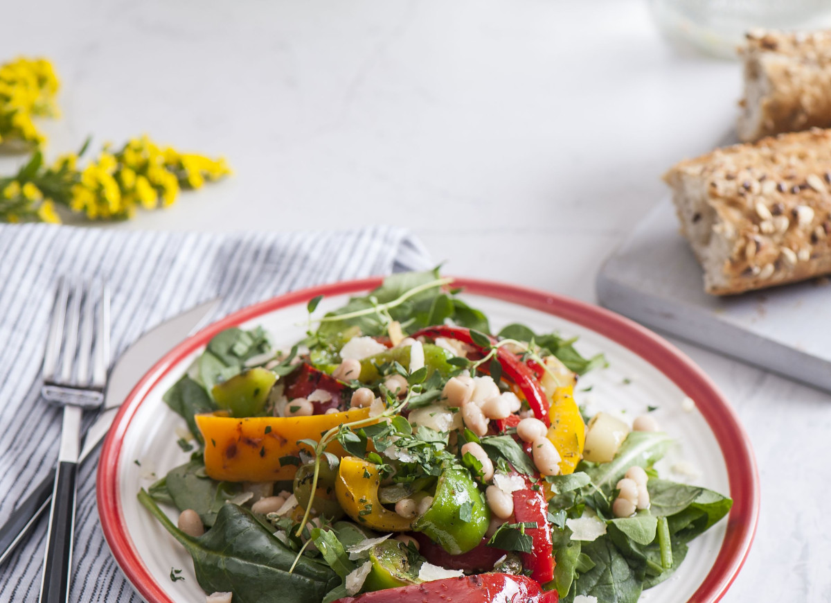 Sałatka z fasolą i papryką