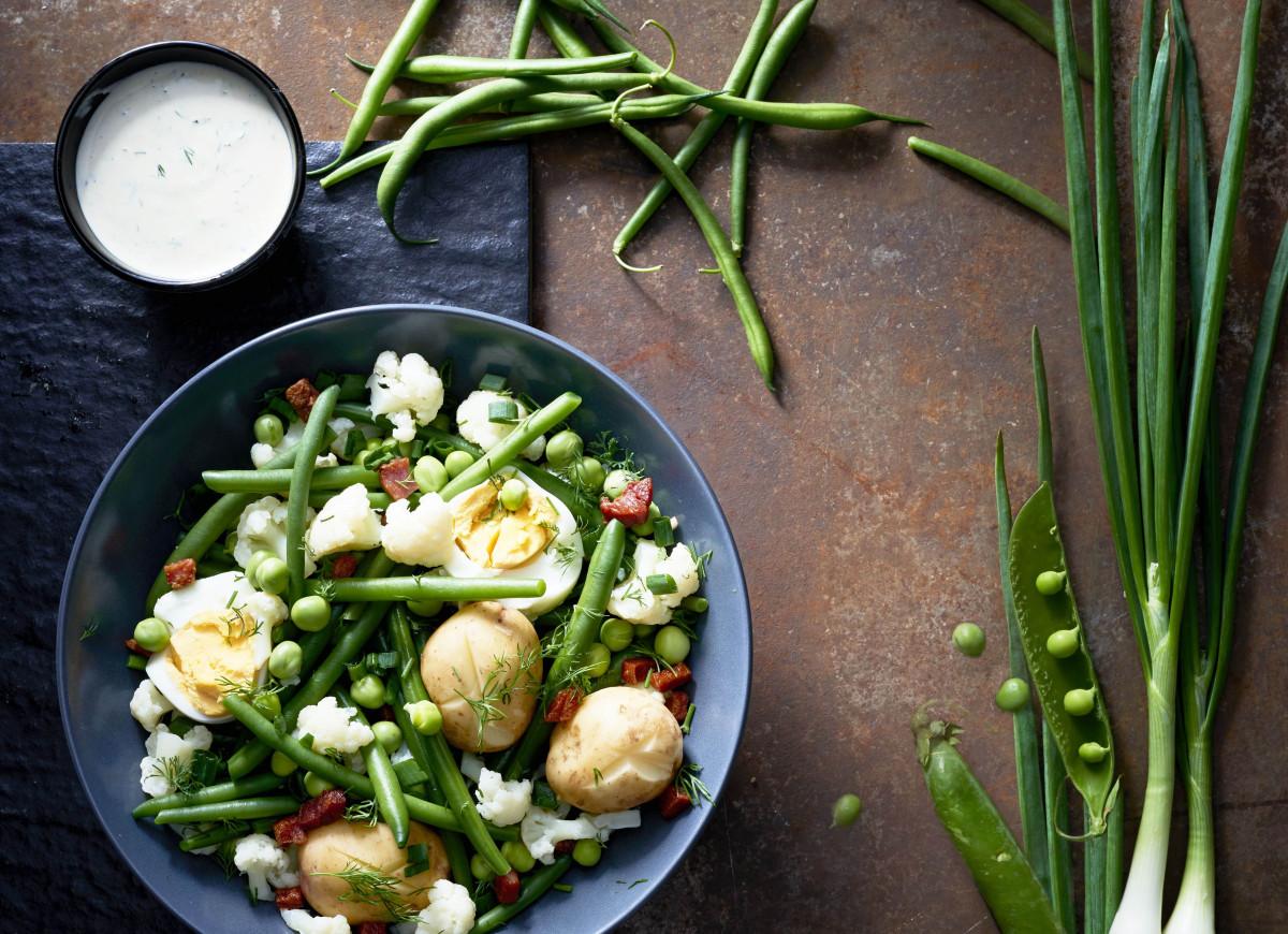 Sałatka ziemniaczana z fasolką, boczkiem i kalafiorem
